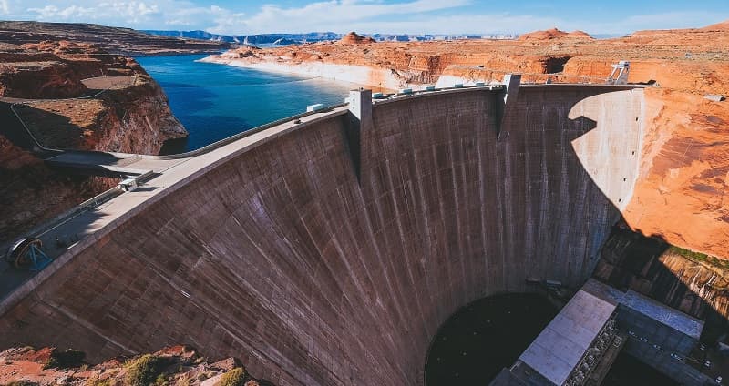 Brottmoder och brottförlopp hos betongdammar grundlagda på berg